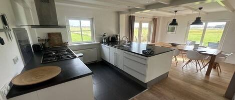 Microondas, placa de cocina, cafetera/tetera, tostadora