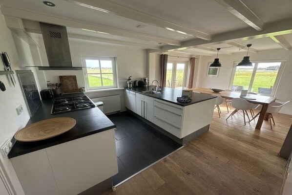 Microondas, placa de cocina, cafetera o tetera y tostadora