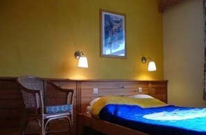 10 chambres, ameublement personnalisé, draps fournis