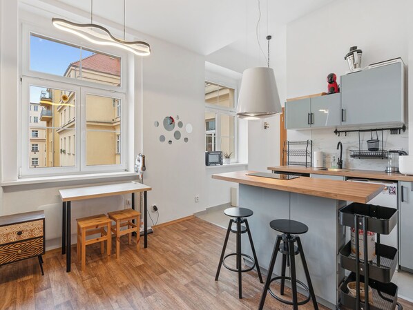 Refrigerador, microondas, horno y lavavajillas 