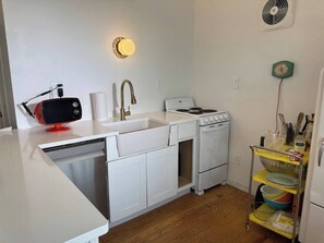 Refrigerador, horno, placa de cocina, lavavajillas