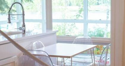 Lakefront A-Frame Sauna, hot tub