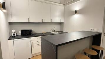 Een koelkast, een magnetron, een kookplaat