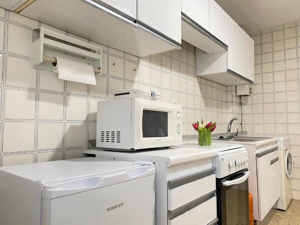 Kühlschrank, Mikrowelle, Ofen, Geschirrspüler