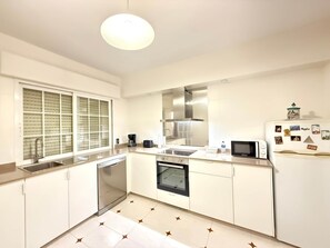 Fridge, microwave, oven, stovetop - Casa Carlés by URent (Pontecesures)