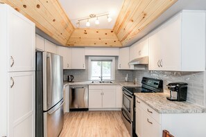 Microondas, horno, parrilla de estufa y lavavajillas 