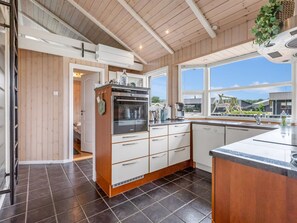 Kühlschrank, Mikrowelle, Geschirrspüler, Kochgeschirr/Geschirr/Besteck