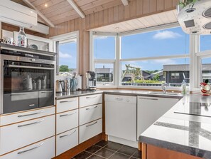 Kühlschrank, Mikrowelle, Geschirrspüler, Kochgeschirr/Geschirr/Besteck