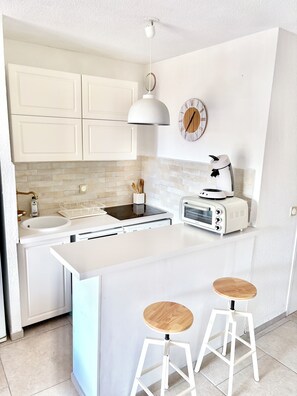 Micro-ondes, four, plaque de cuisson, lave-vaisselle