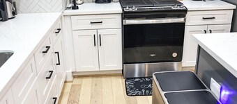 6BR Funhouse w/ Court, Pool Table Dining & TV in Every Bedroom