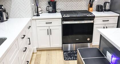 6BR Funhouse w/ Court, Pool Table Dining & TV in Every Bedroom