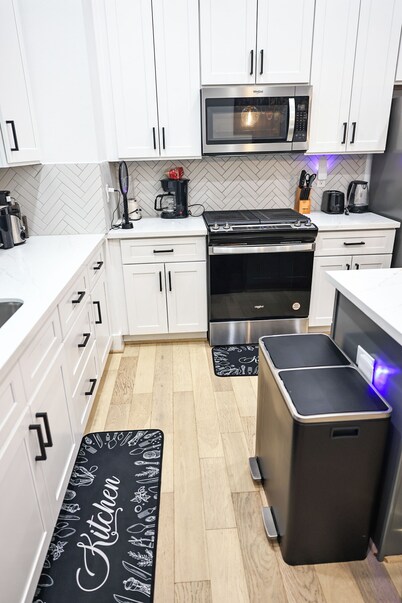 6BR Funhouse w/ Court, Pool Table Dining & TV in Every Bedroom