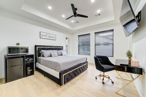 6 bedrooms, iron/ironing board, WiFi, bed sheets
