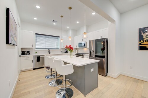 6BR Funhouse w/ Court, Pool Table Dining & TV in Every Bedroom