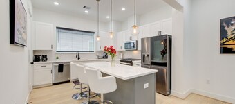 6BR Funhouse w/ Court, Pool Table Dining & TV in Every Bedroom