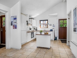 Fridge, microwave, dishwasher, cookware/dishes/utensils
