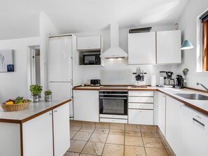 Fridge, microwave, dishwasher, cookware/dishes/utensils