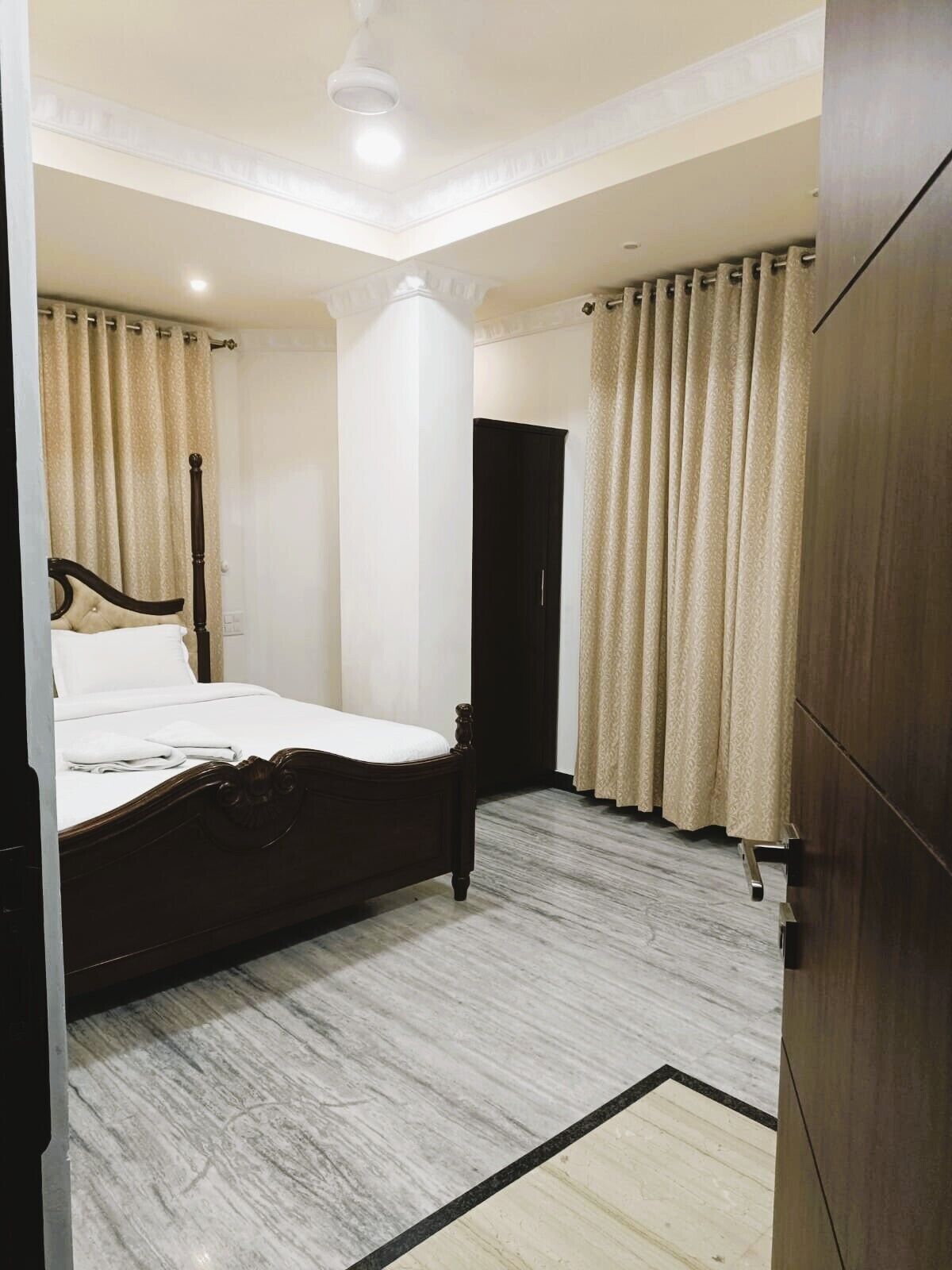 Ein Schlafzimmer mit Bett, Kleiderschrank und einer Tür.