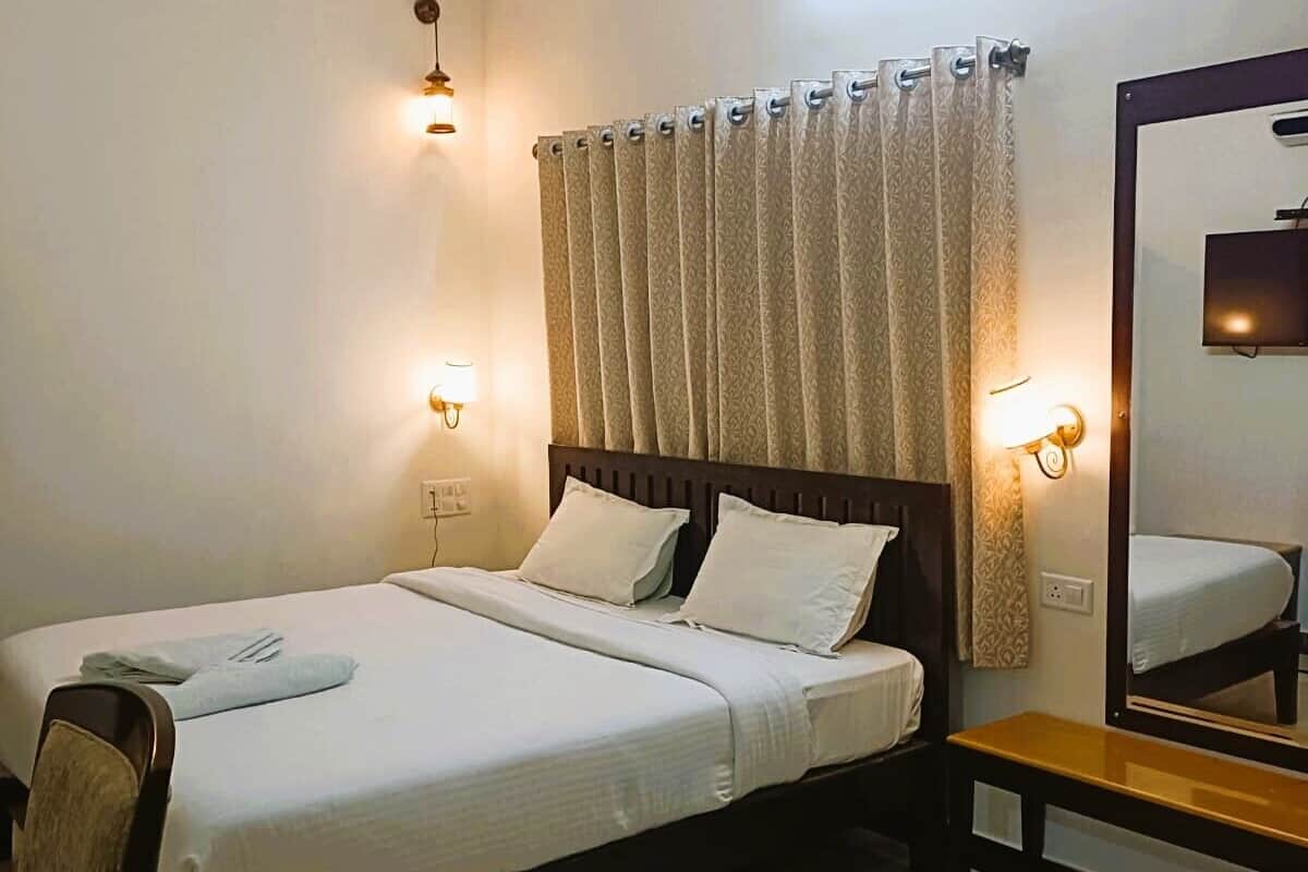 Standard Double Room, Non Smoking | Meja, ruang kerja komputer riba, langsir/tirai gelap terus, kalis bunyi