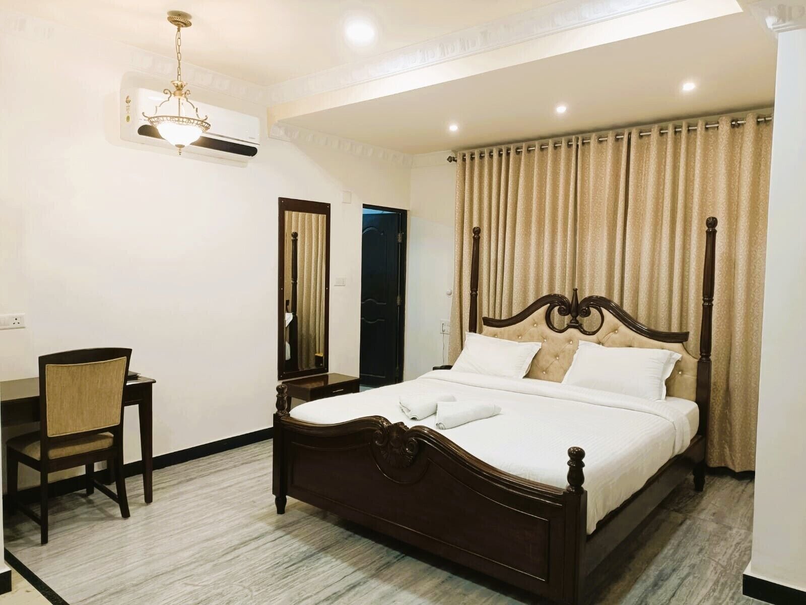 Superior Double Room, Non Smoking | Desk, laptop workspace, blackout drapes, soundproofing