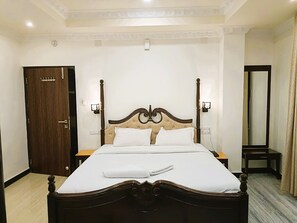 Desk, laptop workspace, blackout curtains, soundproofing - Hotel Jheel Mahal (Udaipur)