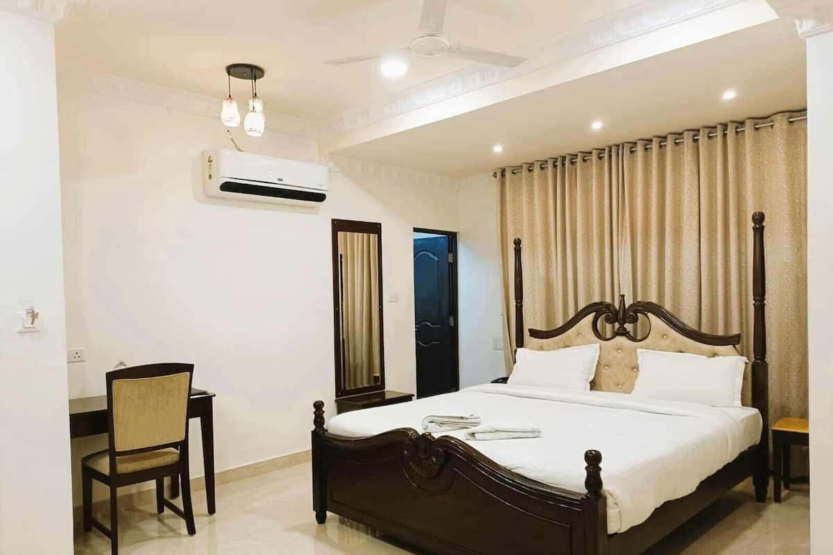 Superior Double Room, Non Smoking | Meja, ruang kerja komputer riba, langsir/tirai gelap terus, kalis bunyi