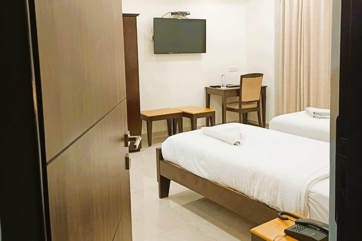 Superior Twin Room, Non Smoking | Meja, ruang kerja komputer riba, langsir/tirai gelap terus, kalis bunyi