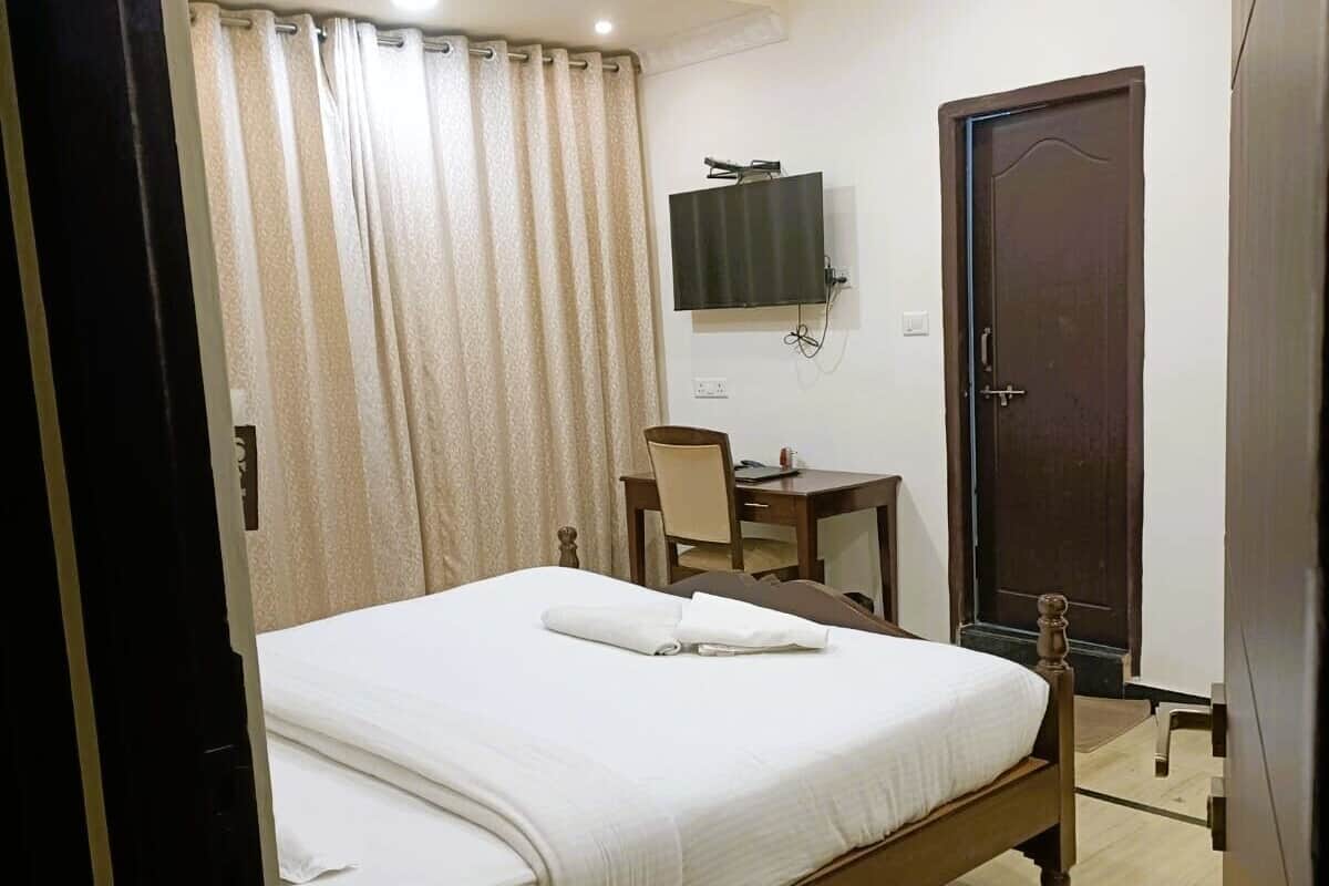 Deluxe Double Room, Non Smoking | Meja, ruang kerja komputer riba, langsir/tirai gelap terus, kalis bunyi