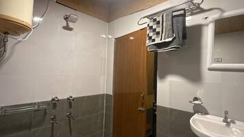 Familienzelt | Badezimmer | Dusche, kostenlose Toilettenartikel, Handtücher, Seife