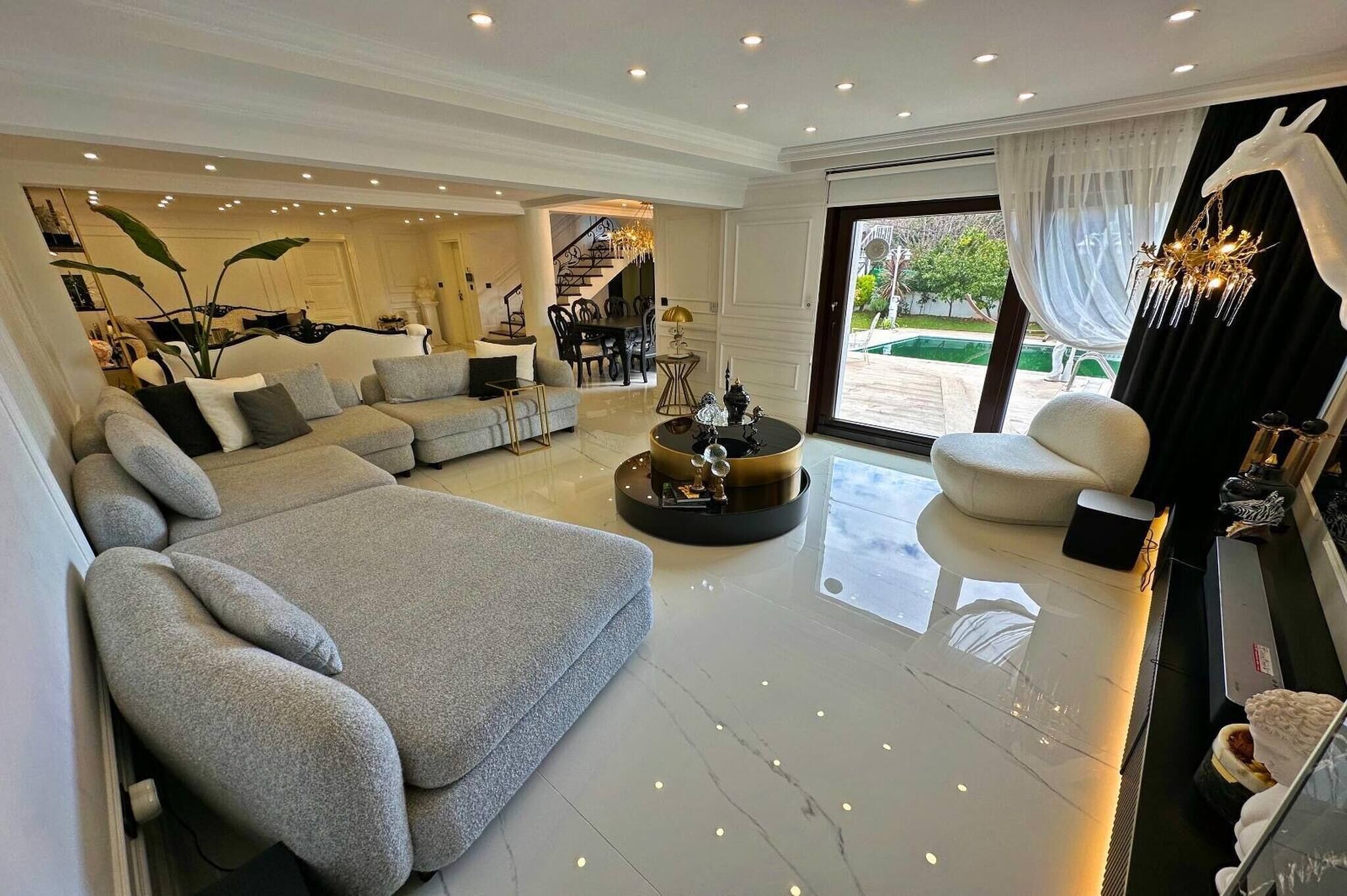 Televisie en een open haard