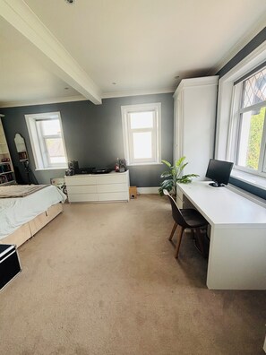 Strykjärn/strykbräda, wi-fi och sängkläder