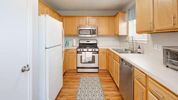 Frigorifero, microonde, forno, piano cottura