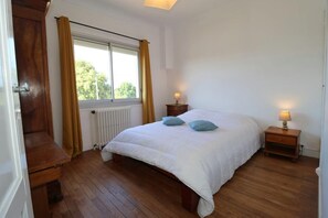 3 bedrooms, iron/ironing board, travel cot