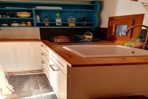 KĂŒhlschrank, Mikrowelle, Herdplatte, Wasserkocher mit Kaffee-/Teezubehör