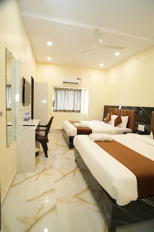 Family Quadruple Room | In-room safe, soundproofing, free WiFi