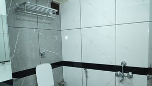 Ein Badezimmer mit Toilette, Waschbecken und Dusche.