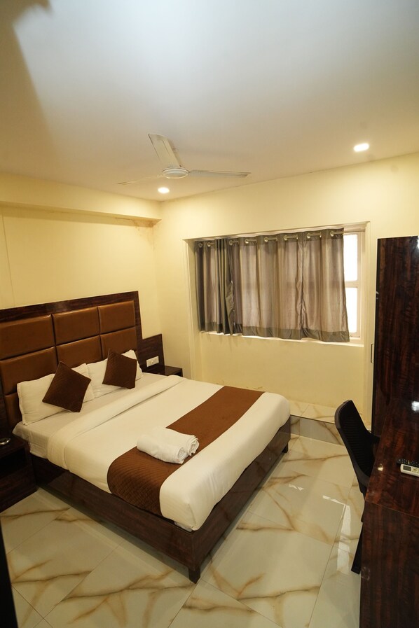 Deluxe Double Room, City View | In-room safe, soundproofing, free WiFi
