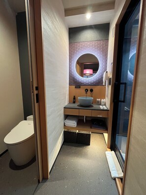 Shower, pengering rambut, jubah mandi, dan sandal