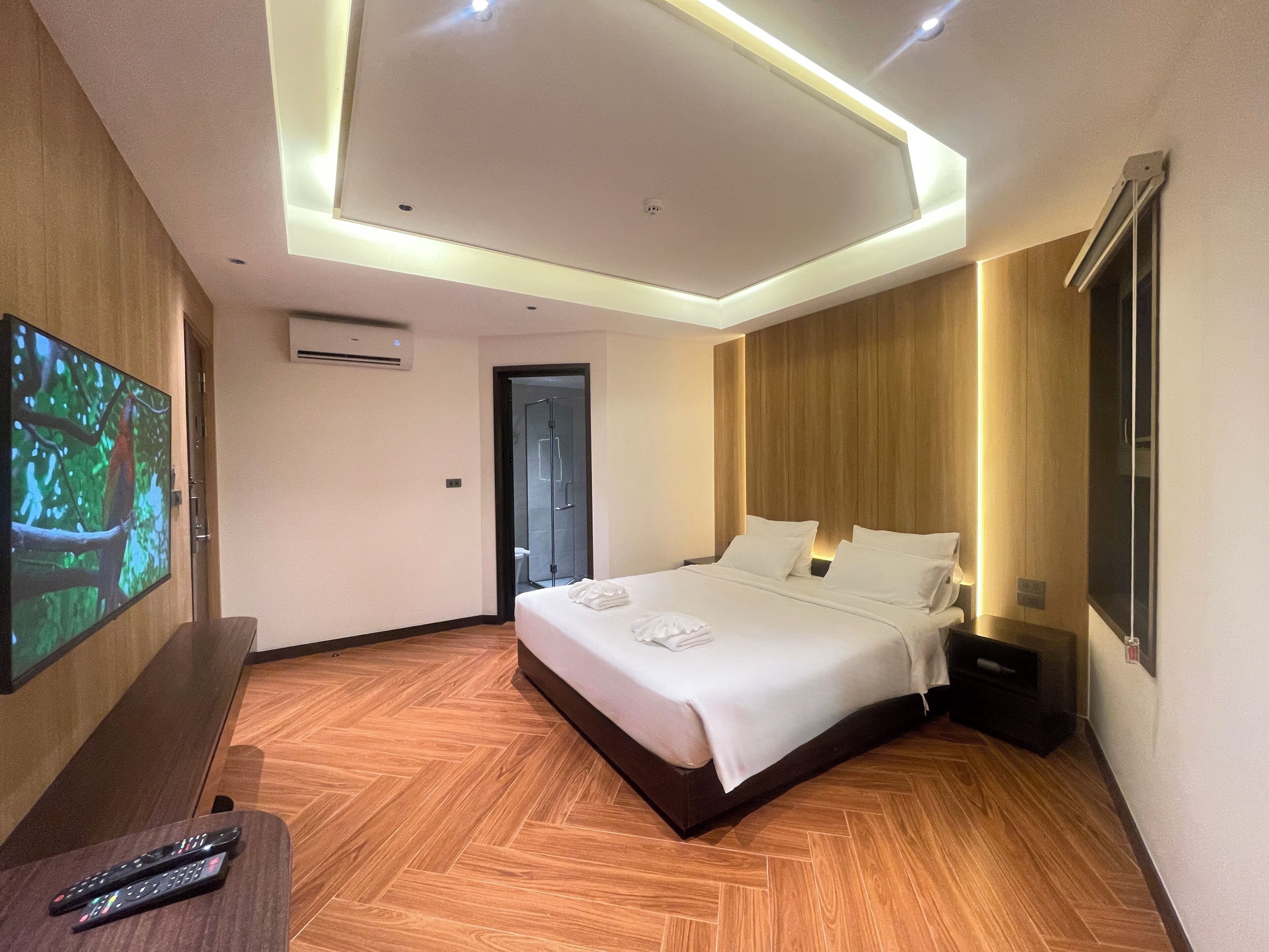 Habitación Deluxe doble, 1 cama de matrimonio grande, no fumadores | Caja fuerte, escritorio, cortinas opacas y sistema de insonorización