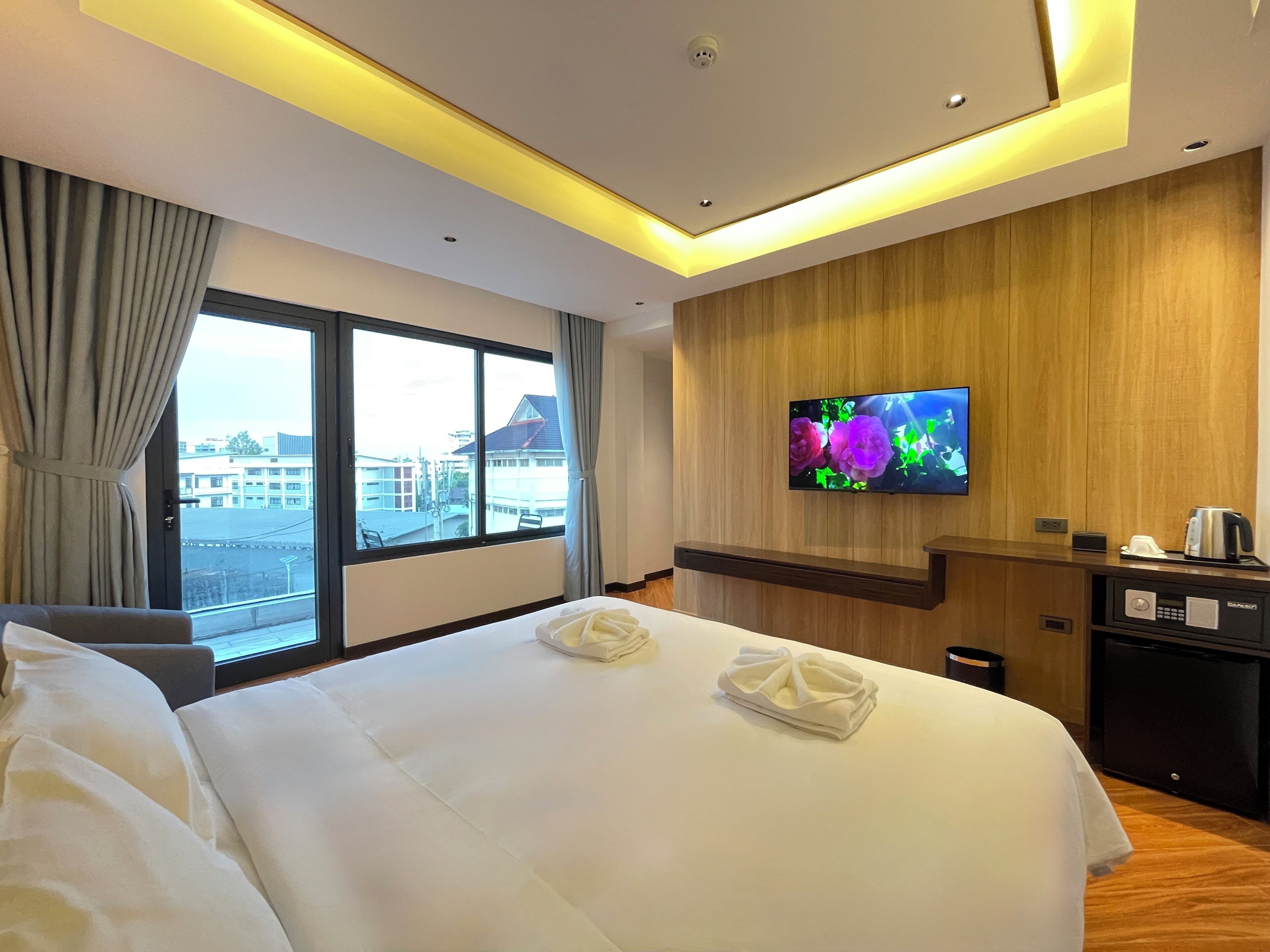 Dobbeltrom – deluxe, 1 kingsize-seng, balkong, byutsikt | Safe på rommet, skrivebord, blendingsgardiner og lydisolert