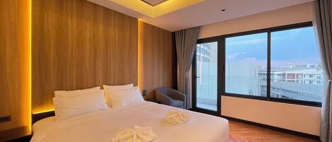 Caja de seguridad en la habitación, escritorio y cortinas blackout