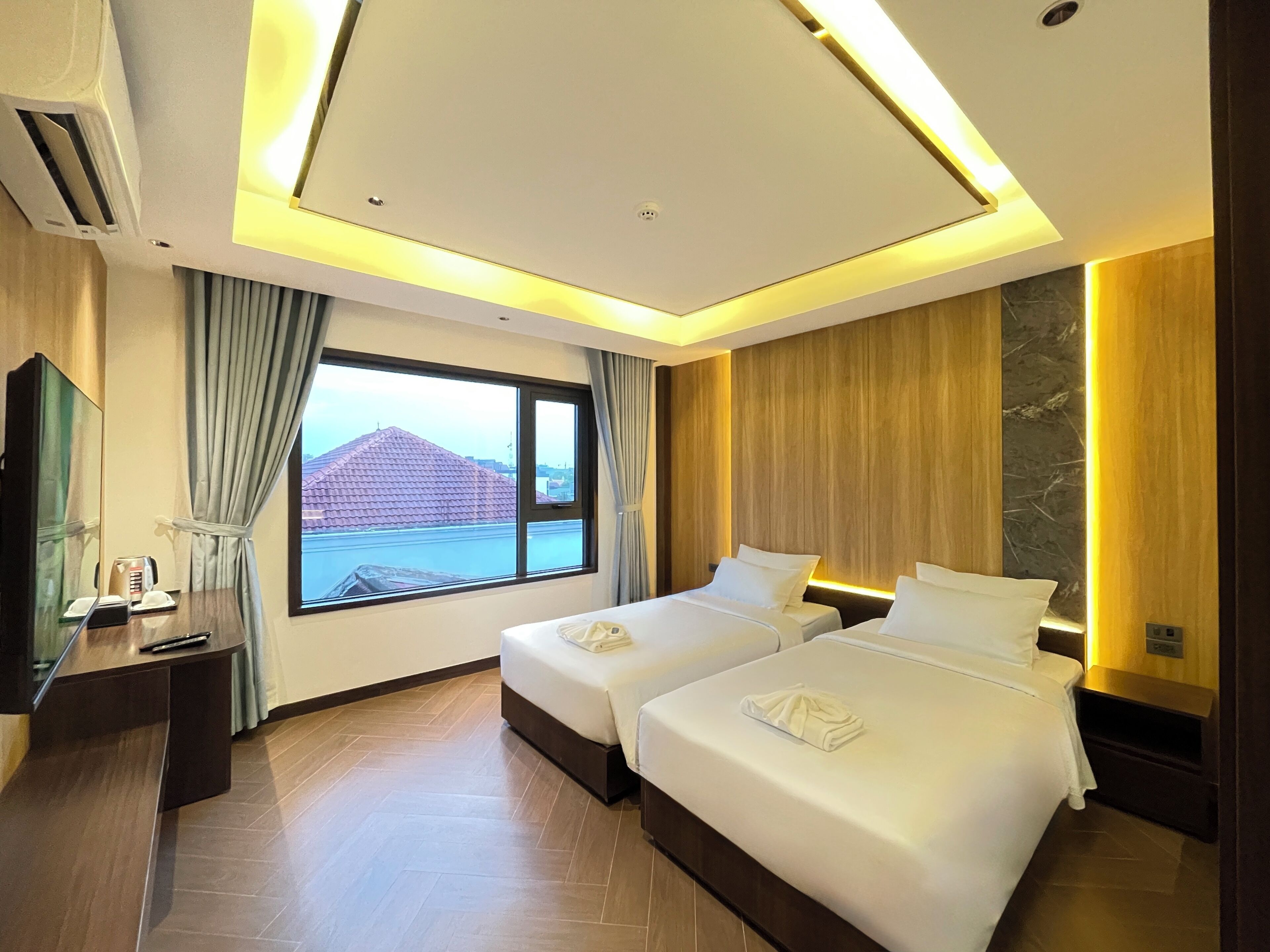 Caja de seguridad en la habitación, escritorio y cortinas blackout 