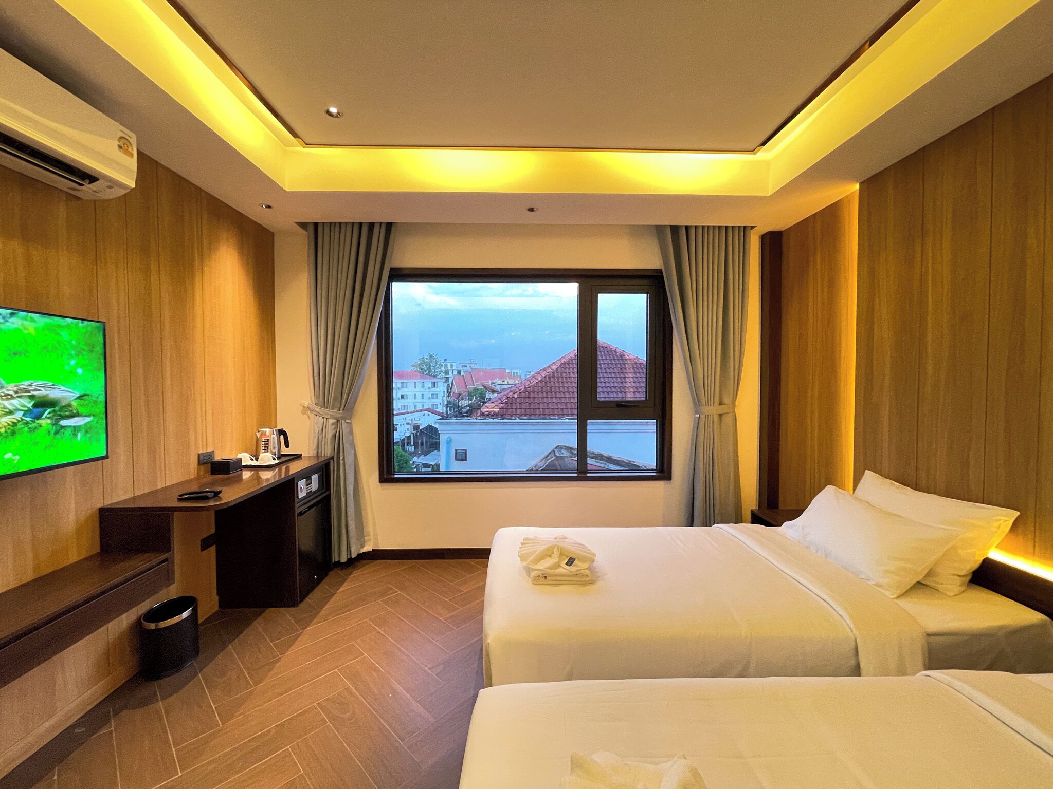 Deluxe Twin Room, 2 Bedrooms, Non Smoking | In-room safe, desk, blackout drapes, soundproofing