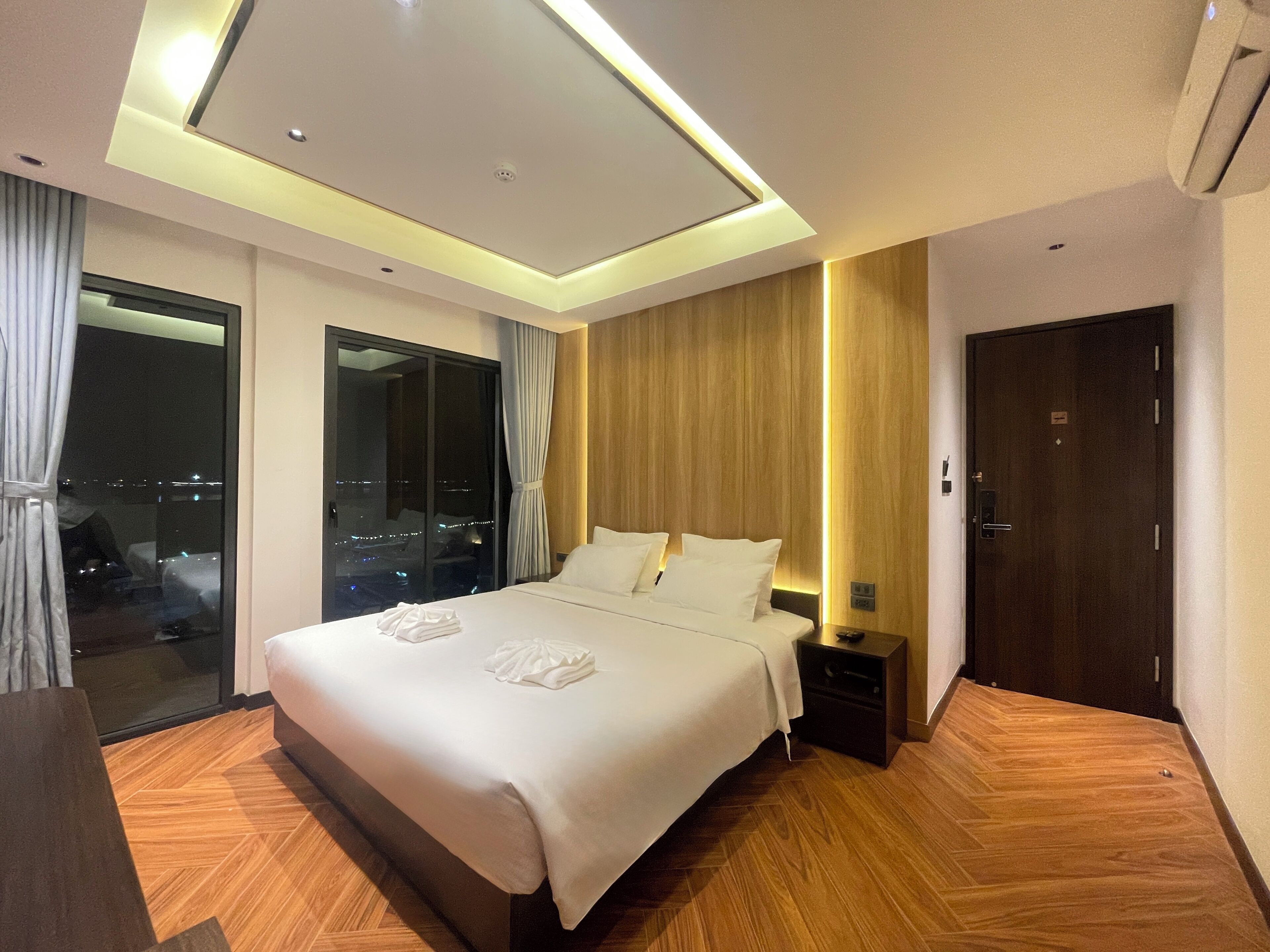 Habitación Deluxe doble, 1 cama de matrimonio grande, balcón | Caja fuerte, escritorio, cortinas opacas y sistema de insonorización