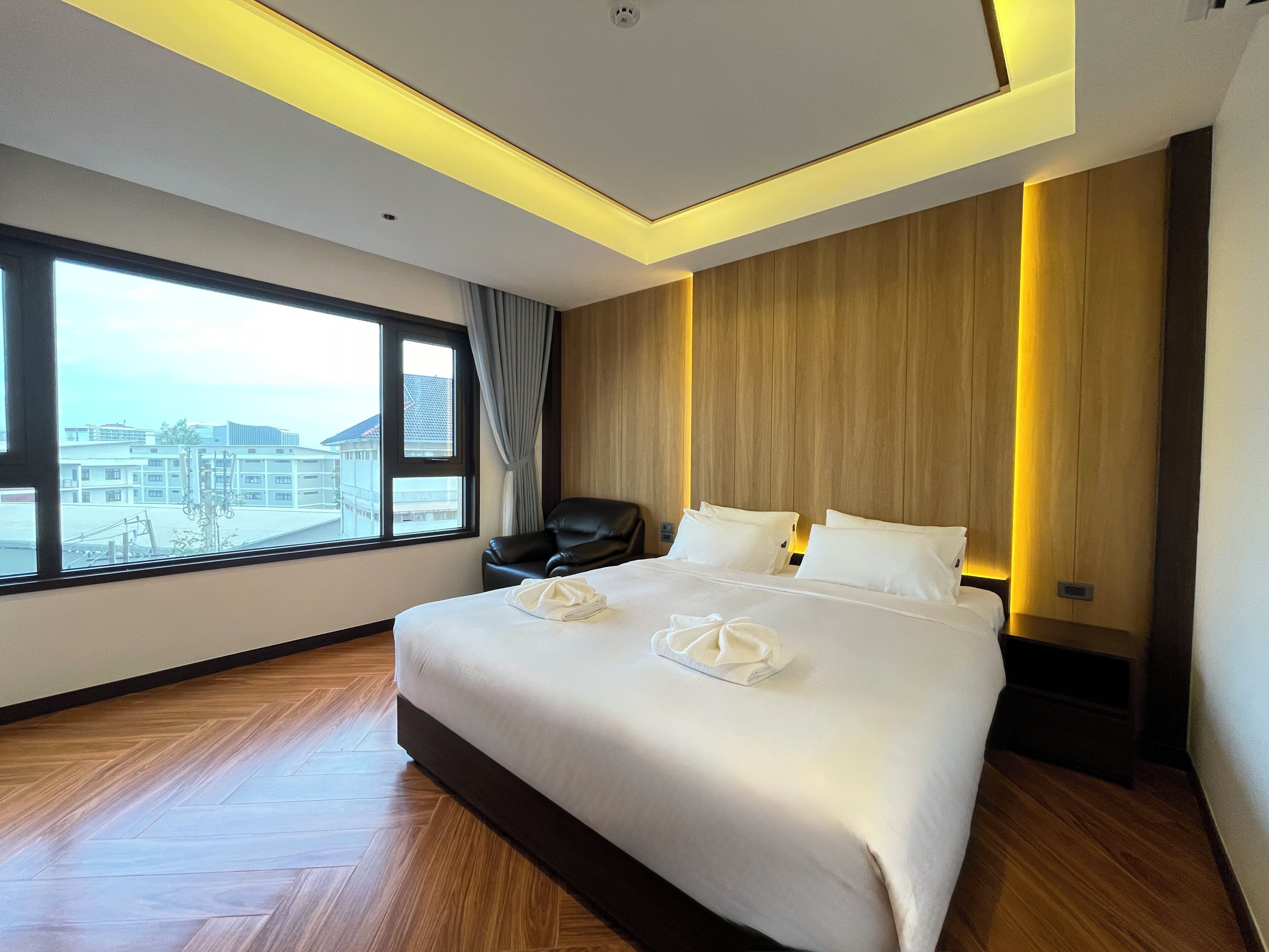 Habitación Deluxe doble, 1 cama de matrimonio grande, vistas a la ciudad | Caja fuerte, escritorio, cortinas opacas y sistema de insonorización