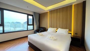 Deluxe Double Room, 1 King Bed, City View | In-room safe, desk, blackout curtains, soundproofing