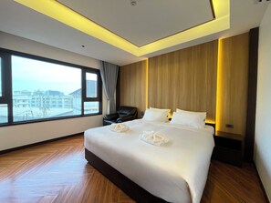 Deluxe Double Room, 1 King Bed, City View | In-room safe, desk, blackout drapes, soundproofing - Carista Hotel (Vientiane)