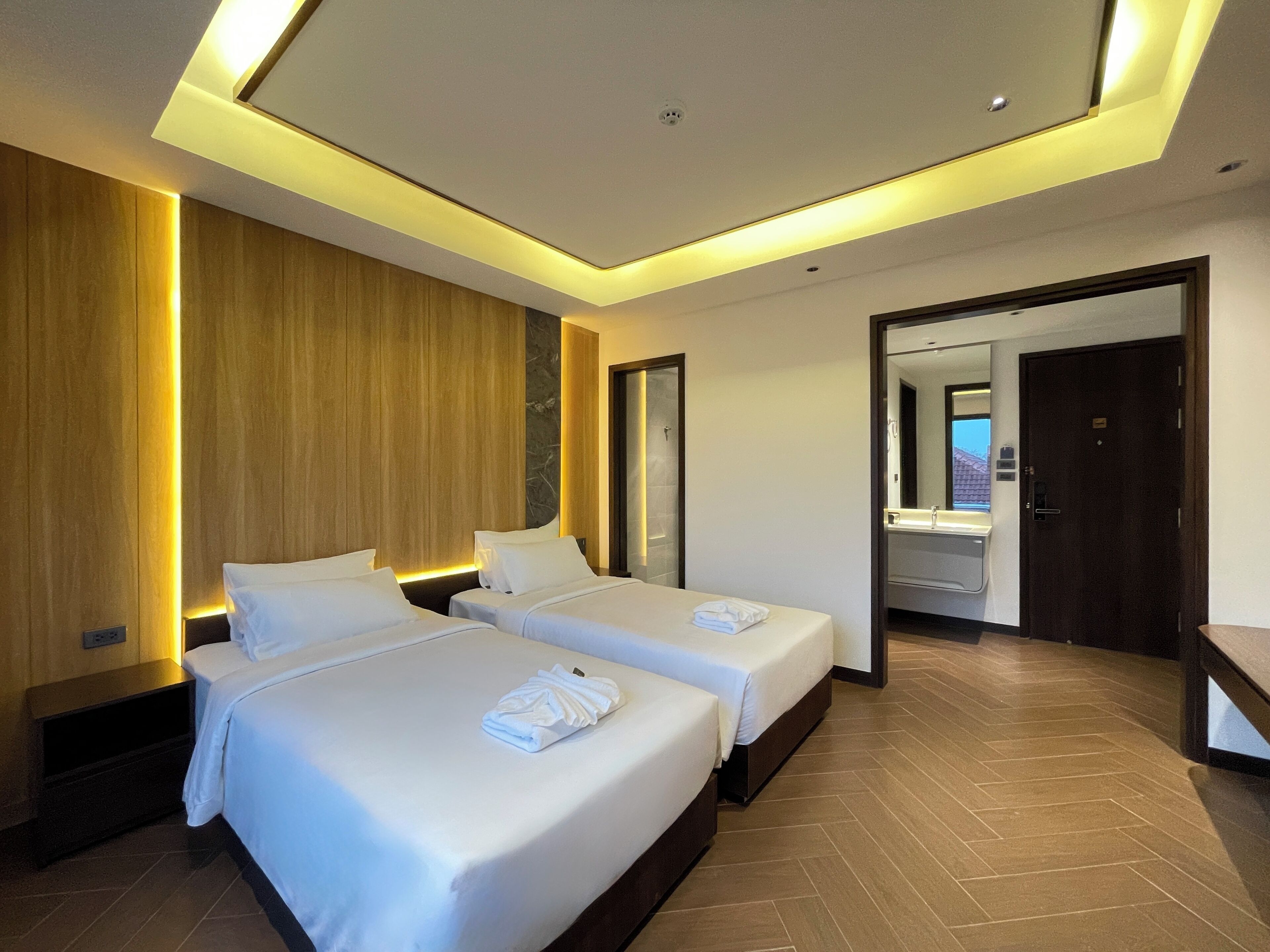 Deluxe Twin Room, 2 Bedrooms, Non Smoking | In-room safe, desk, blackout curtains, soundproofing