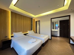 Habitación Deluxe con 2 camas individuales, 2 habitaciones, no fumadores | Caja fuerte, escritorio, cortinas opacas y sistema de insonorización