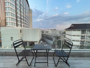 ห้องดีลักซ์ดับเบิล, เตียงคิงไซส์ 1 เตียง, ระเบียง, วิวเมือง | ลานระเบียง/นอกชาน